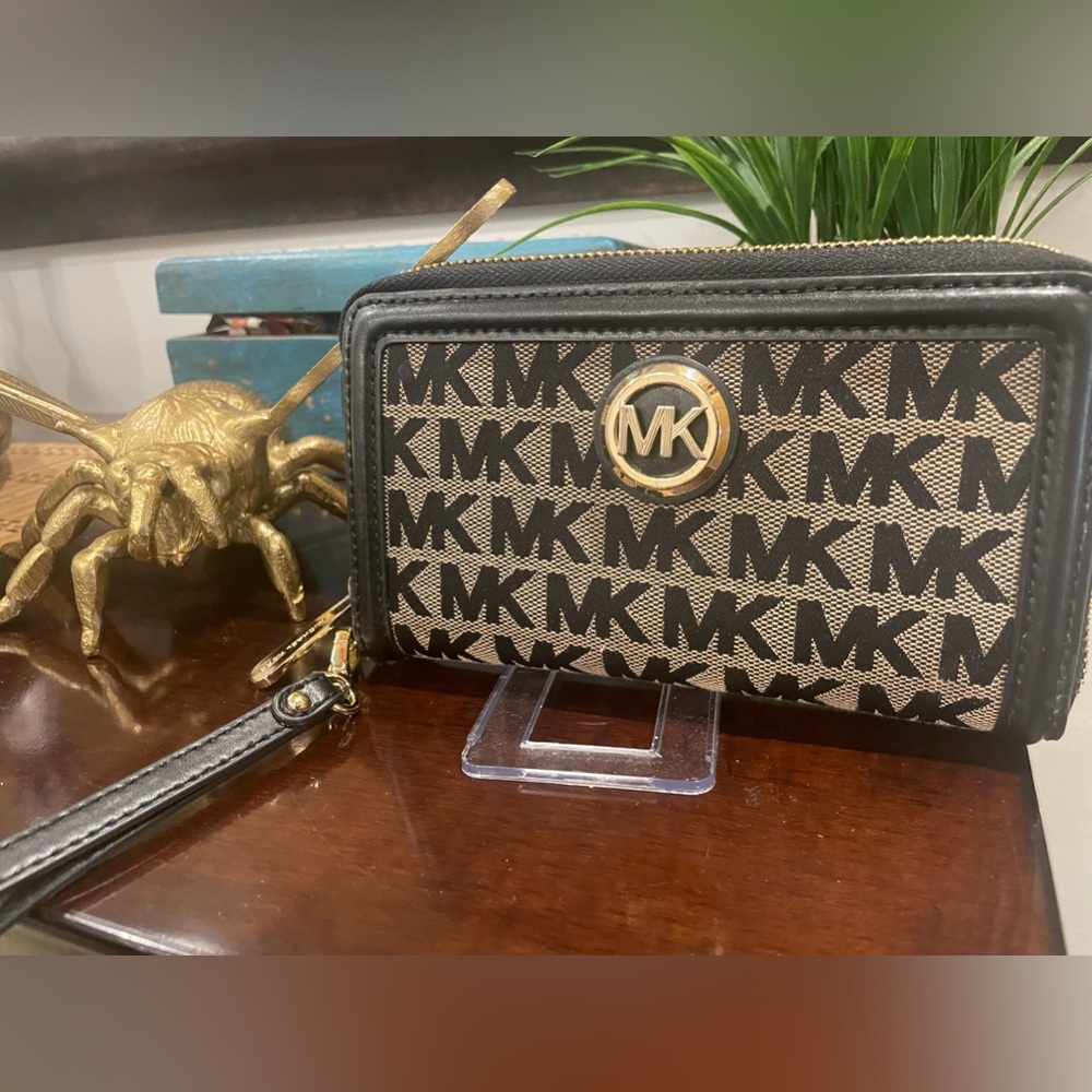 EUC Michael Kors Zip Wallet w/strap - Picture 7 of 17